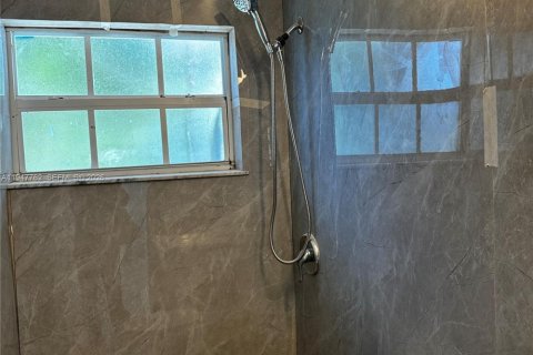 Снять в аренду квартиру в Халландейл-Бич, Флорида 2 спальни, 264.59м2, № 2003790 - фото 3