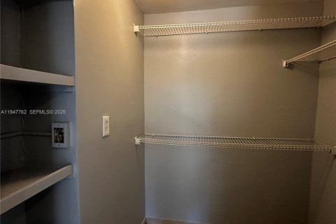 Снять в аренду квартиру в Халландейл-Бич, Флорида 2 спальни, 264.59м2, № 2003790 - фото 16