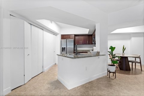 Condo in Aventura, Florida, 2 bedrooms  № 2008078 - photo 3
