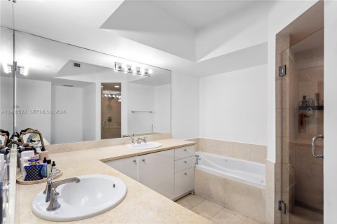 Condo in Aventura, Florida, 2 bedrooms  № 2008078 - photo 7