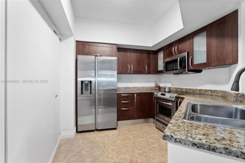 Condo in Aventura, Florida, 2 bedrooms  № 2008078 - photo 4