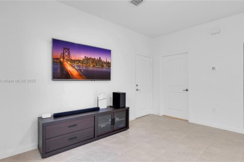 Купить таунхаус в Майами, Флорида 3 спальни, 168.34м2, № 1954229 - фото 17