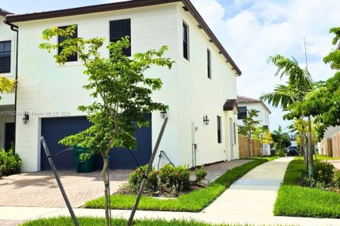 Townhouse in Miami, Florida 3 bedrooms, 168.34 sq.m. № 1954229 - photo 2