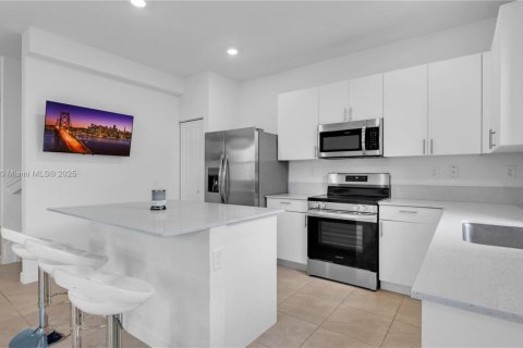 Купить таунхаус в Майами, Флорида 3 спальни, 168.34м2, № 1954229 - фото 11