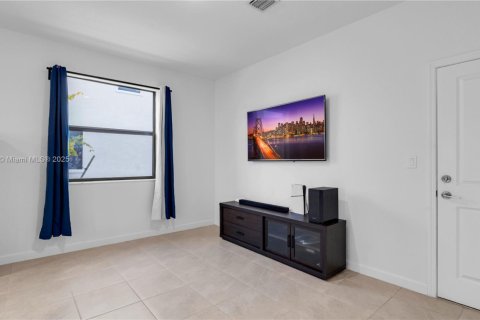 Купить таунхаус в Майами, Флорида 3 спальни, 168.34м2, № 1954229 - фото 15