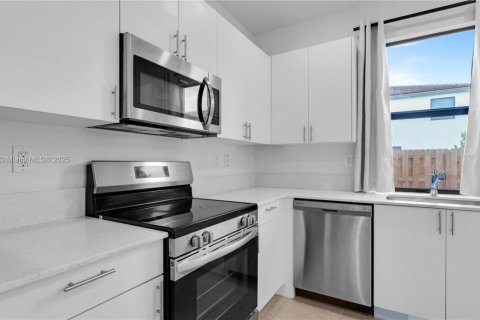 Купить таунхаус в Майами, Флорида 3 спальни, 168.34м2, № 1954229 - фото 9