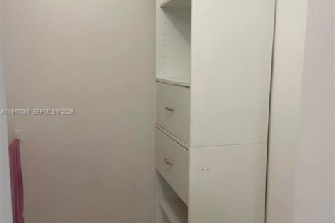 Condo in Hollywood, Florida, 2 bedrooms  № 2003254 - photo 11