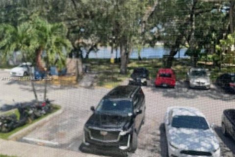 Condo in Hollywood, Florida, 2 bedrooms  № 2003254 - photo 10