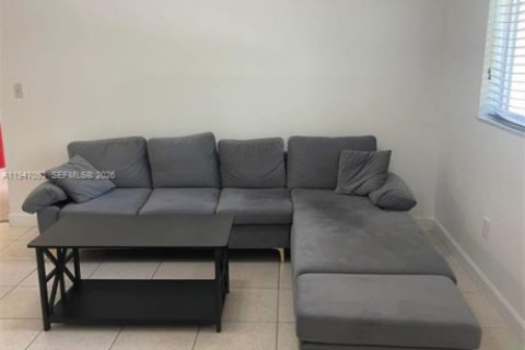 Condo in Hollywood, Florida, 2 bedrooms  № 2003254 - photo 3