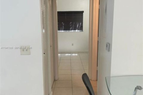 Condo in Hollywood, Florida, 2 bedrooms  № 2003254 - photo 4