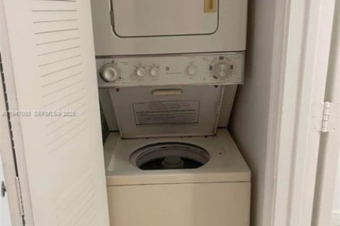 Condo in Hollywood, Florida, 2 bedrooms  № 2003254 - photo 8