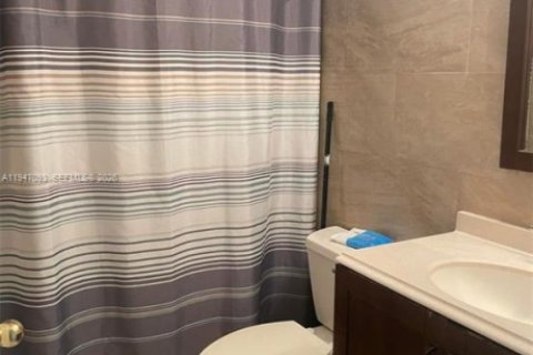 Condo in Hollywood, Florida, 2 bedrooms  № 2003254 - photo 9