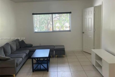 Condo in Hollywood, Florida, 2 bedrooms  № 2003254 - photo 2