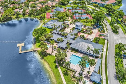 House in Hialeah, Florida 4 bedrooms, 249.91 sq.m. № 1834005 - photo 3