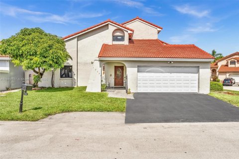 House in Hialeah, Florida 4 bedrooms, 249.91 sq.m. № 1834005 - photo 1