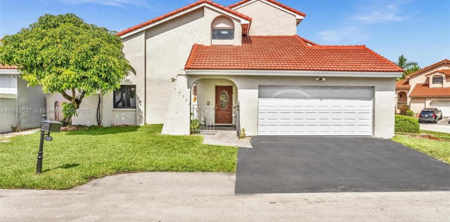 House in Hialeah, Florida 4 bedrooms, 249.91 sq.m. № 1834005