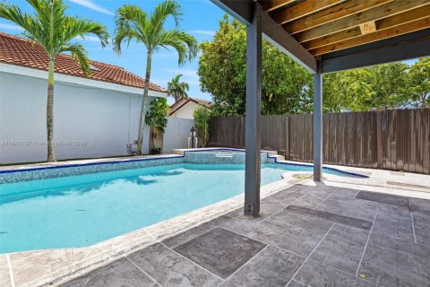 House in Hialeah, Florida 4 bedrooms, 249.91 sq.m. № 1834005 - photo 4