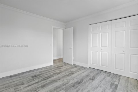 House in Hialeah, Florida 4 bedrooms, 249.91 sq.m. № 1834005 - photo 25