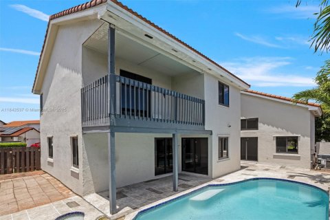 House in Hialeah, Florida 4 bedrooms, 249.91 sq.m. № 1834005 - photo 7