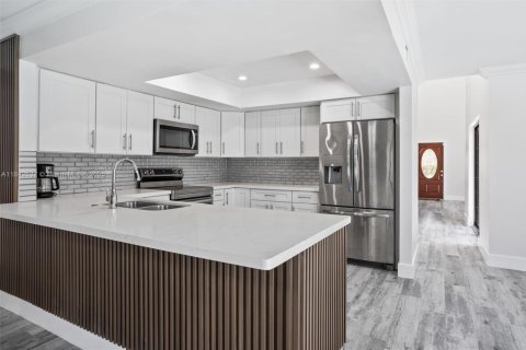 House in Hialeah, Florida 4 bedrooms, 249.91 sq.m. № 1834005 - photo 17
