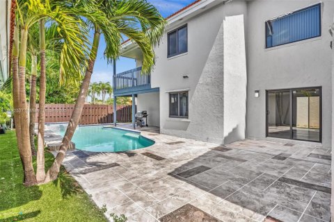 House in Hialeah, Florida 4 bedrooms, 249.91 sq.m. № 1834005 - photo 2