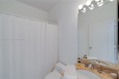 Copropriété à vendre à Miami, Floride: 2 chambres, 121.7 m2 № 2059830 - photo 21