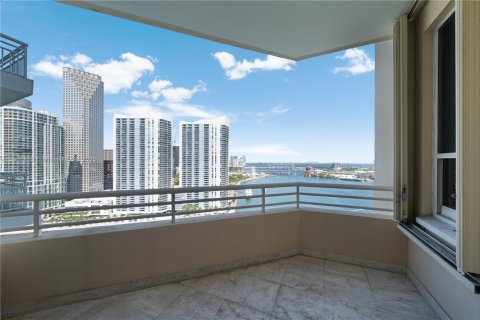Copropriété à vendre à Miami, Floride: 2 chambres, 121.7 m2 № 2059830 - photo 17