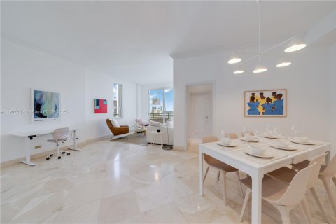 Copropriété à vendre à Miami, Floride: 2 chambres, 121.7 m2 № 2059830 - photo 16