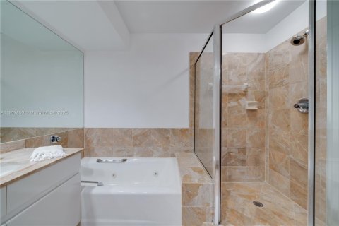 Copropriété à vendre à Miami, Floride: 2 chambres, 121.7 m2 № 2059830 - photo 15