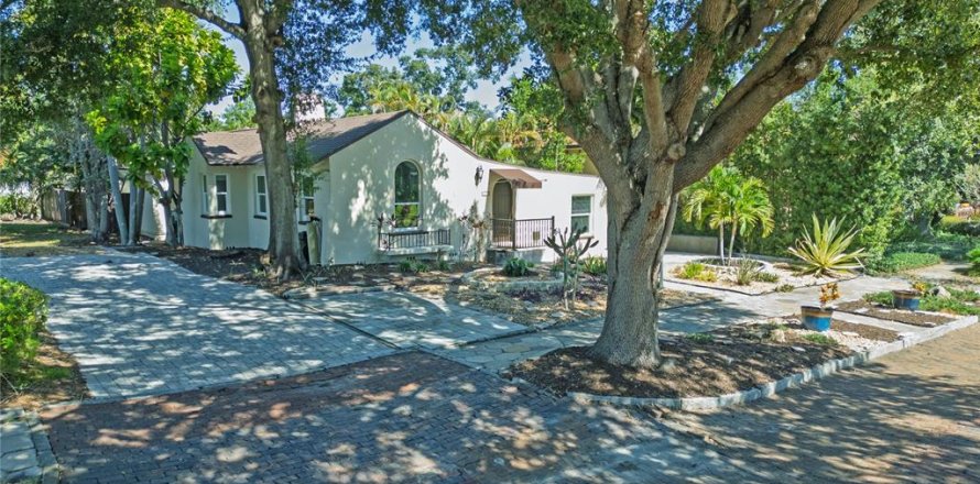 Villa ou maison à Saint Petersburg, Floride 3 chambres, 180.32 m2 № 2430827