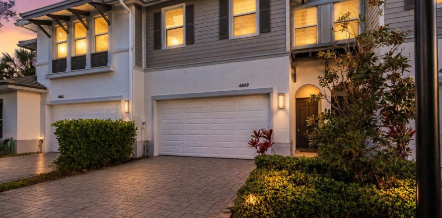 Townhouse in Palm Beach Gardens, Florida 3 bedrooms, 199.18 sq.m. № 2190267