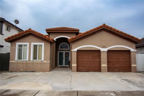 Villa ou maison à vendre à Miami, Floride: 5 chambres, 178.84 m2 № 1985437 - photo 2