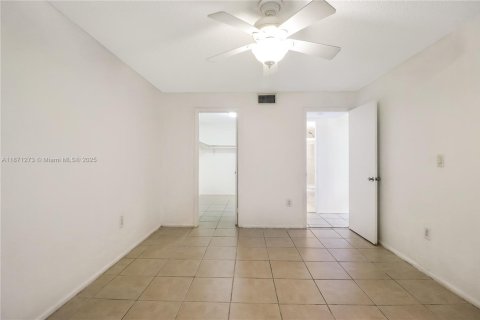Condo in Miami, Florida, 1 bedroom  № 1923535 - photo 10