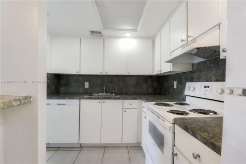 Condo in Miami, Florida, 1 bedroom  № 1923535 - photo 8