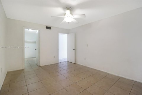 Condo in Miami, Florida, 1 bedroom  № 1923535 - photo 11
