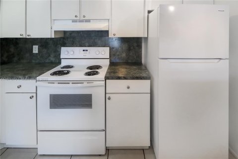 Condo in Miami, Florida, 1 bedroom  № 1923535 - photo 7
