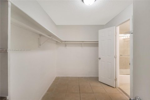 Condo in Miami, Florida, 1 bedroom  № 1923535 - photo 12