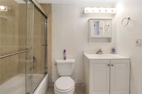 Condo in Miami, Florida, 1 bedroom  № 1923535 - photo 13