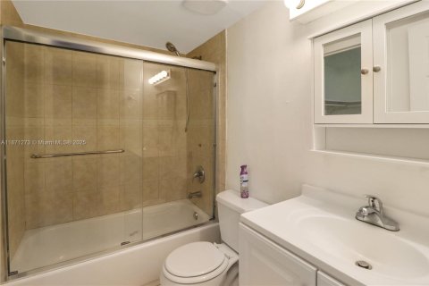 Condo in Miami, Florida, 1 bedroom  № 1923535 - photo 14