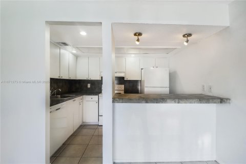 Condo in Miami, Florida, 1 bedroom  № 1923535 - photo 6