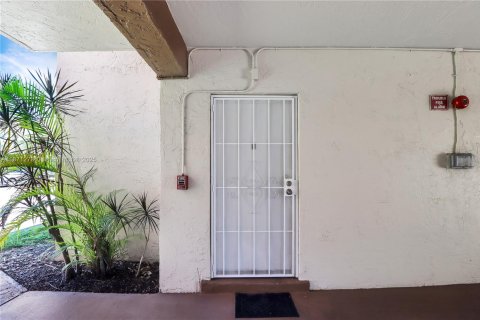 Condo in Miami, Florida, 1 bedroom  № 1923535 - photo 2