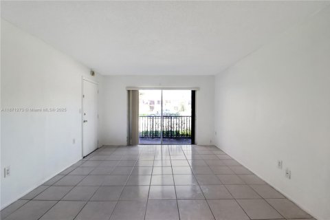 Condo in Miami, Florida, 1 bedroom  № 1923535 - photo 3