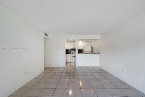 Condo in Miami, Florida, 1 bedroom  № 1923535 - photo 5