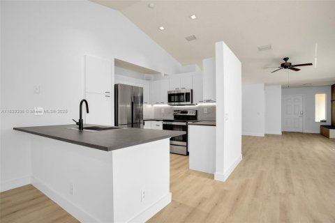 House in Weston, Florida 3 bedrooms, 143.26 sq.m. № 1804346 - photo 12