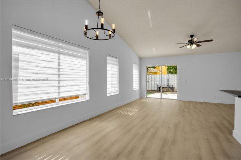 House in Weston, Florida 3 bedrooms, 143.26 sq.m. № 1804346 - photo 4