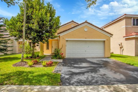 House in Weston, Florida 3 bedrooms, 143.26 sq.m. № 1804346 - photo 1