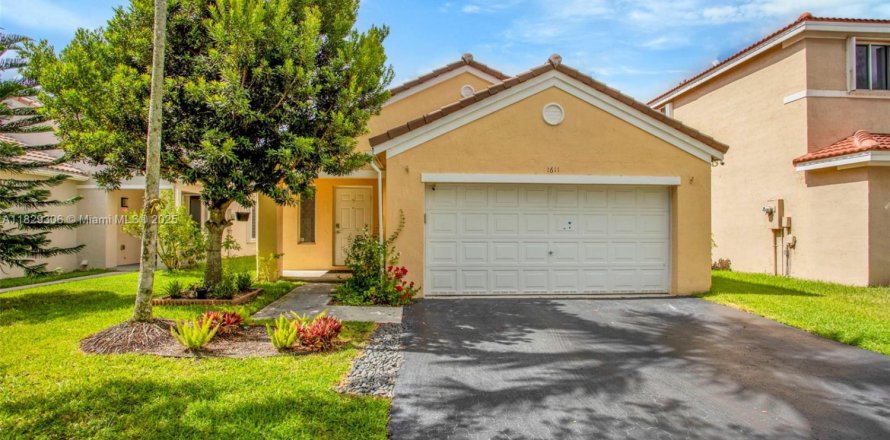 House in Weston, Florida 3 bedrooms, 143.26 sq.m. № 1804346