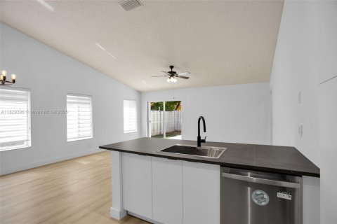 House in Weston, Florida 3 bedrooms, 143.26 sq.m. № 1804346 - photo 15