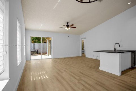 House in Weston, Florida 3 bedrooms, 143.26 sq.m. № 1804346 - photo 10
