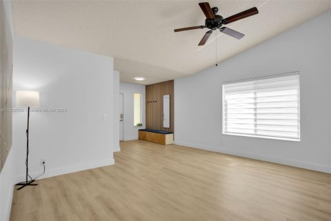 House in Weston, Florida 3 bedrooms, 143.26 sq.m. № 1804346 - photo 5
